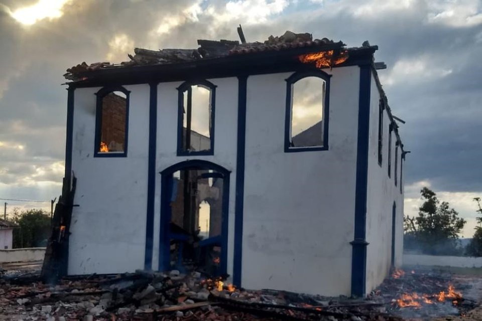 Capela centenária é destruída em segundos por incêndio em Diamantina