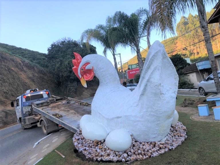 Santa Maria de Jetibá recebe o segundo monumento de galinha gigante