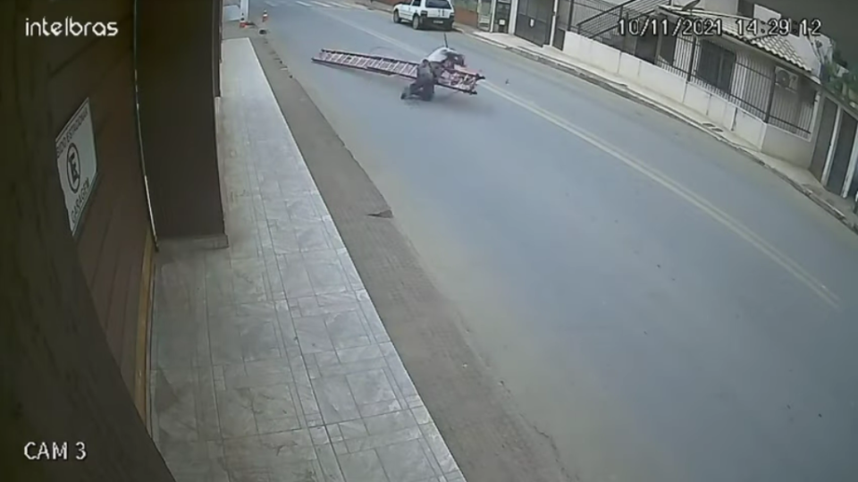 VÍdeo Trabalhador é Arremessado Ao Chão Após Carreta Partir Fio De