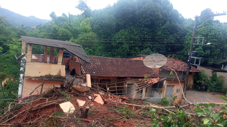 Deslizamento De Terra Derruba árvores E Quase Causa Tragédia Em Afonso Cláudio Veja O VÍdeo 