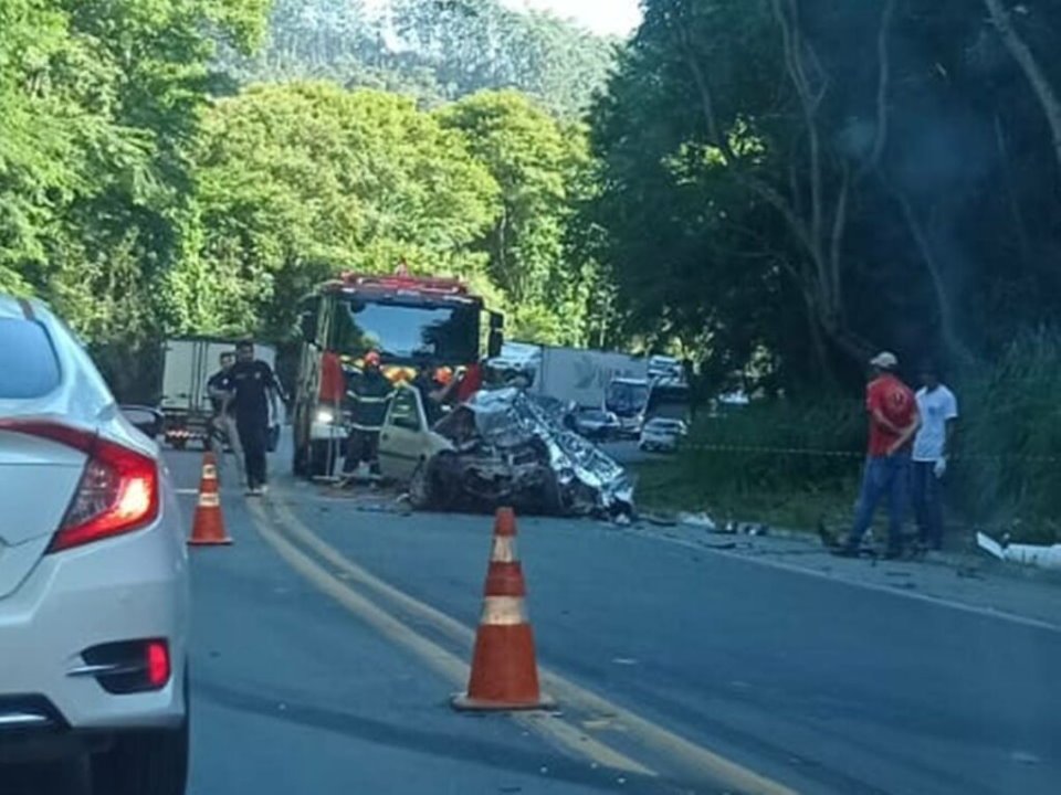 Uma Pessoa Morreu E Três Ficam Feridas Em Acidente Entre Caminhão